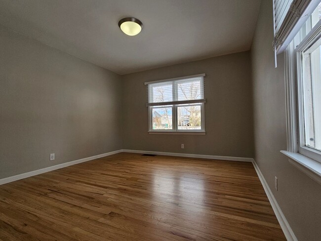 Building Photo - Adorable Light and Bright Refinished 2 Bed...