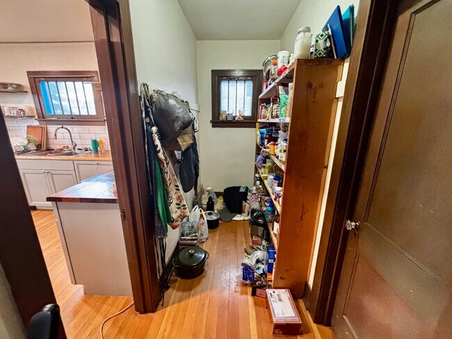 Building Photo - 202 E 7th St