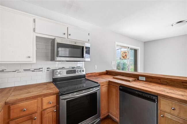 Building Photo - 3178 Pinehill Dr