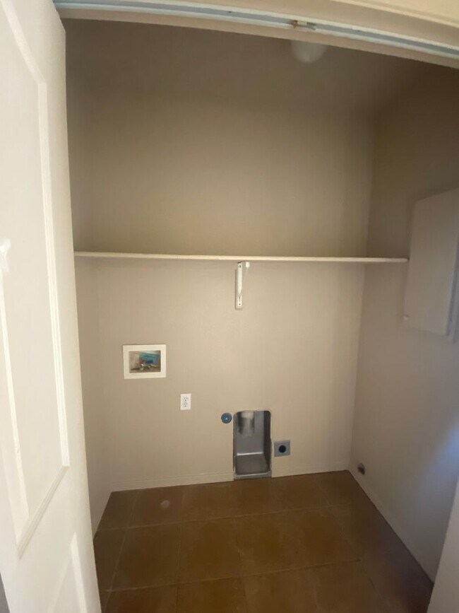 Building Photo - 4 Bedroom, 2 Bathroom House Available Now!