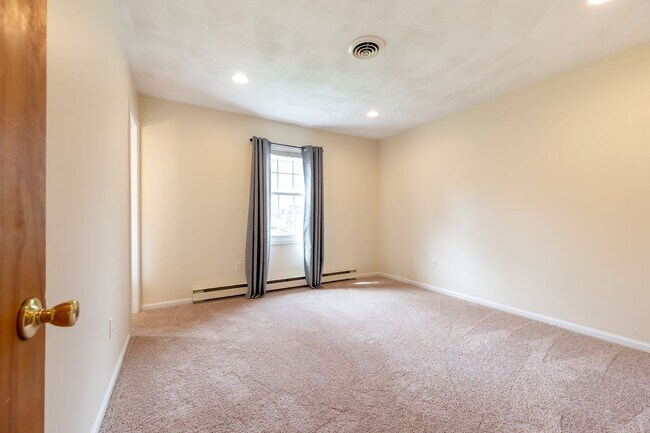 Building Photo - Spacious Ranch Close to Campus