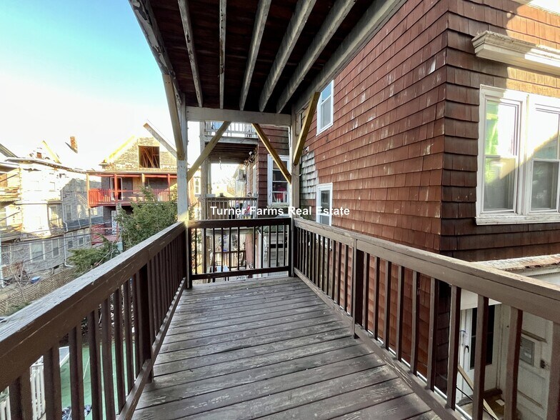 Building Photo - 122 Calumet St