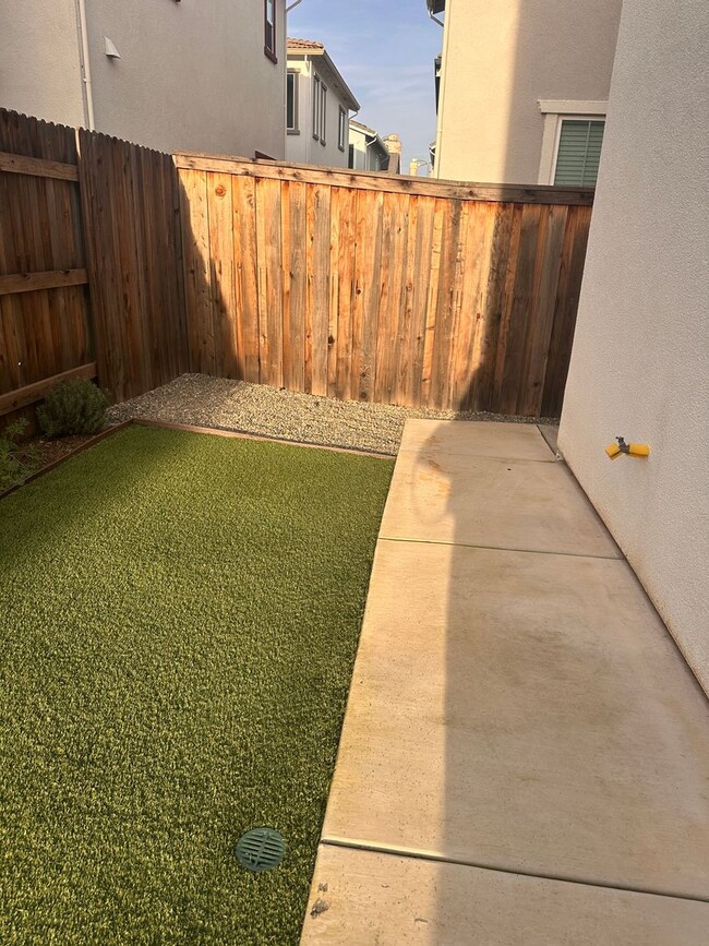 Building Photo - Modern Living in the Heart of Rocklin!