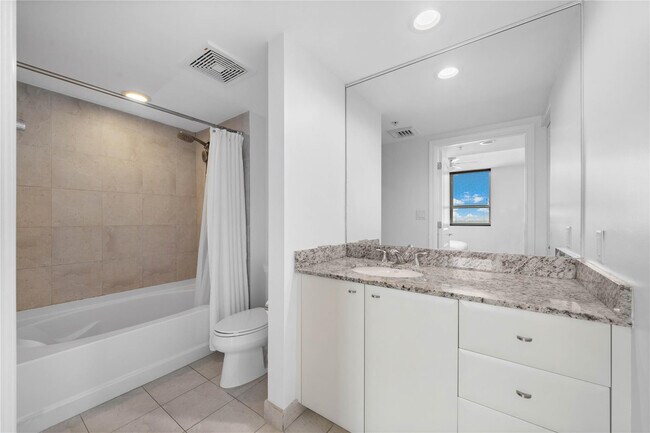 Building Photo - 610 W Las Olas Blvd