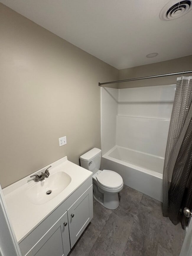 Building Photo - 844 Bales Rd