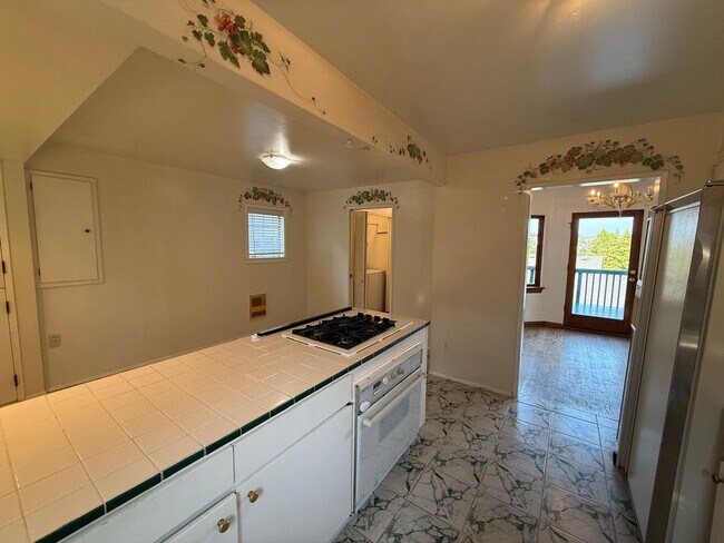 Building Photo - 2466 Montavista Pl W