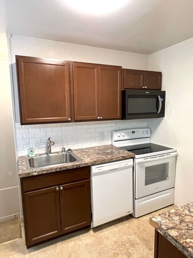 Building Photo - Spacious 2+ Bedroom Duplex Unit in Richlan...