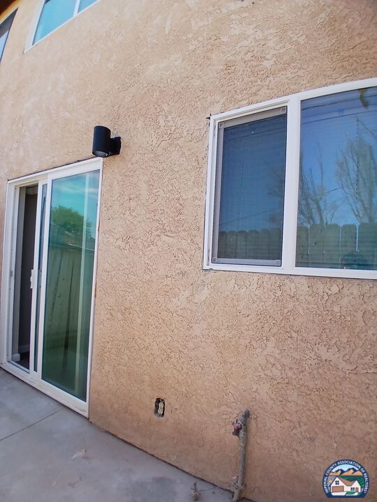 Building Photo - 305 N Lake Ave