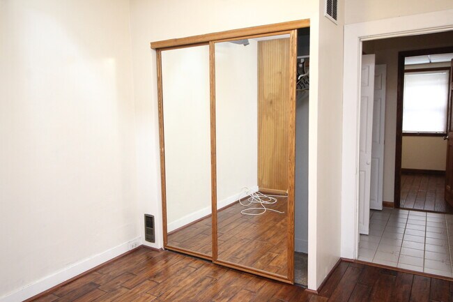Building Photo - Charming Locust Point 2bd+Den/1ba Rowhome ...