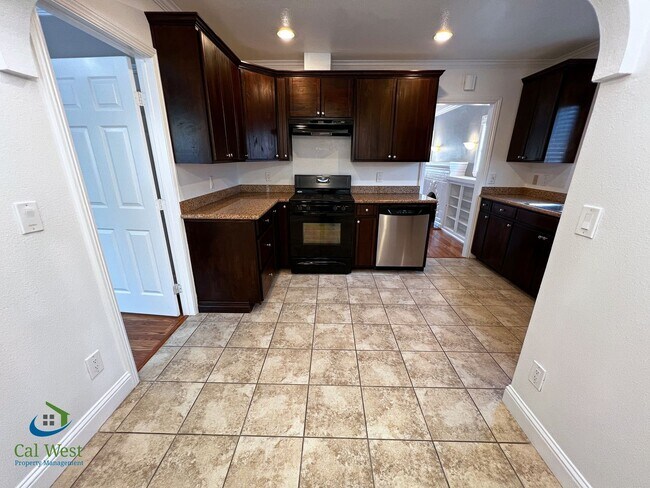 Building Photo - $4000 Beautiful Cottage Style 2 Bed 1 Bath...