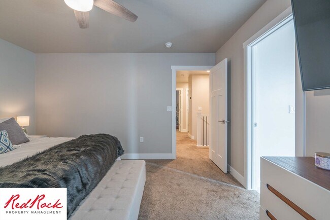 Building Photo - Beautiful townhome in desirable neighborho...