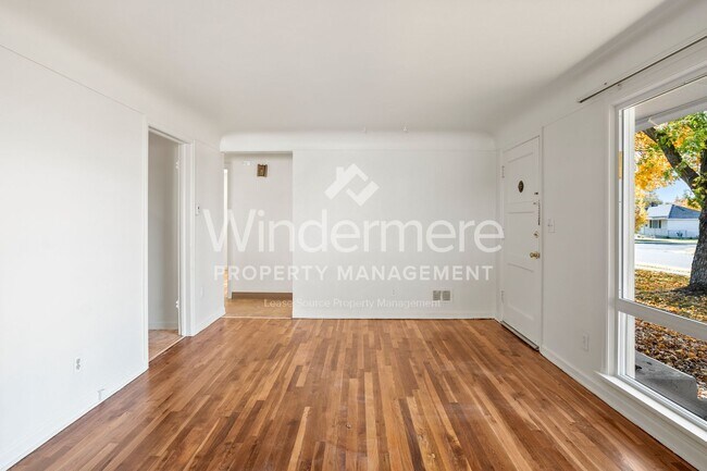 Building Photo - ***COMING SOON***Darling 2 bedroom, 1 bath Home In Spokane