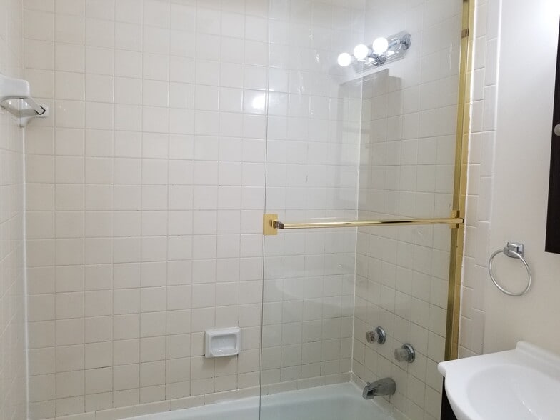 Building Photo - 2326 Monroe St