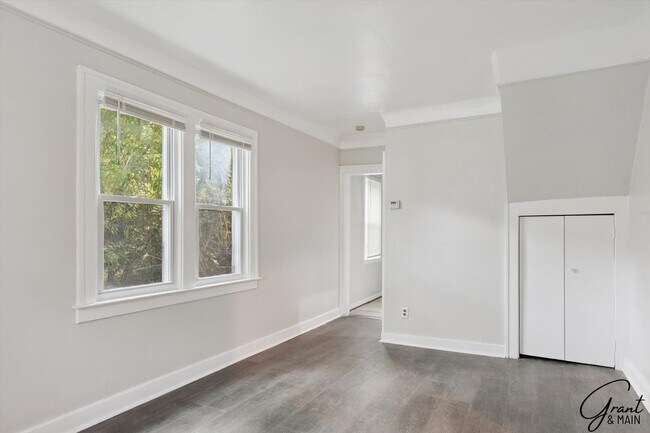 Building Photo - 3 Bed Bungelow $1200.00/mo