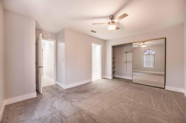 Building Photo - Beautiful 2 bed, 2 bath condo ready to mov...