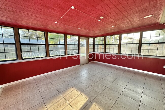 Building Photo - Move-in Special w/ Signed Lease by April 15