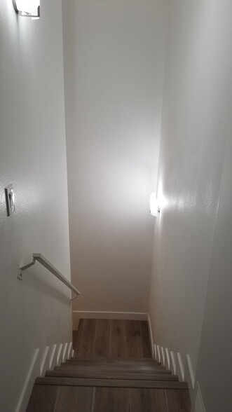 Stairway Landing, High Ceiling, Top Veiw - 14126 Tiara St