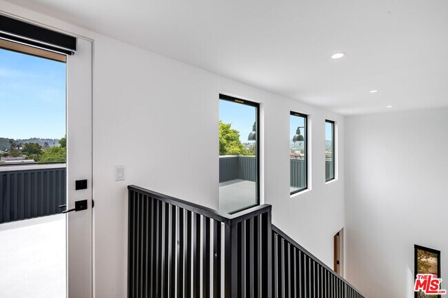 Building Photo - 354 1/2 Newland St