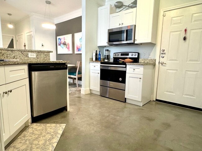 Building Photo - 2 Bedroom/ 2 Baths / 2 Car Garage Condo Fo...
