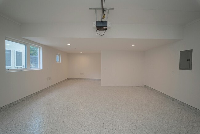 Building Photo - 2115 Holly Dr