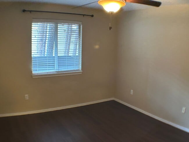 Building Photo - Beautiful 2 bedroom 2 bathroom condo (Avai...