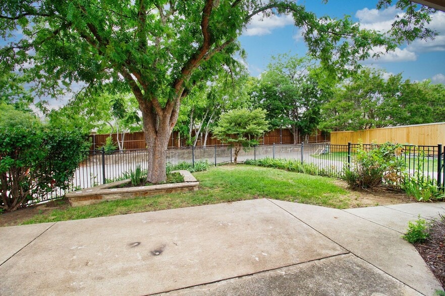 Building Photo - 8435 Creekside Cir