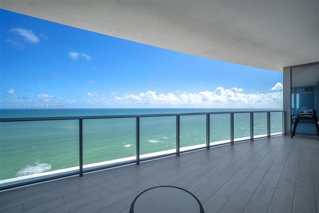 Primary Photo - 15701 Collins Ave
