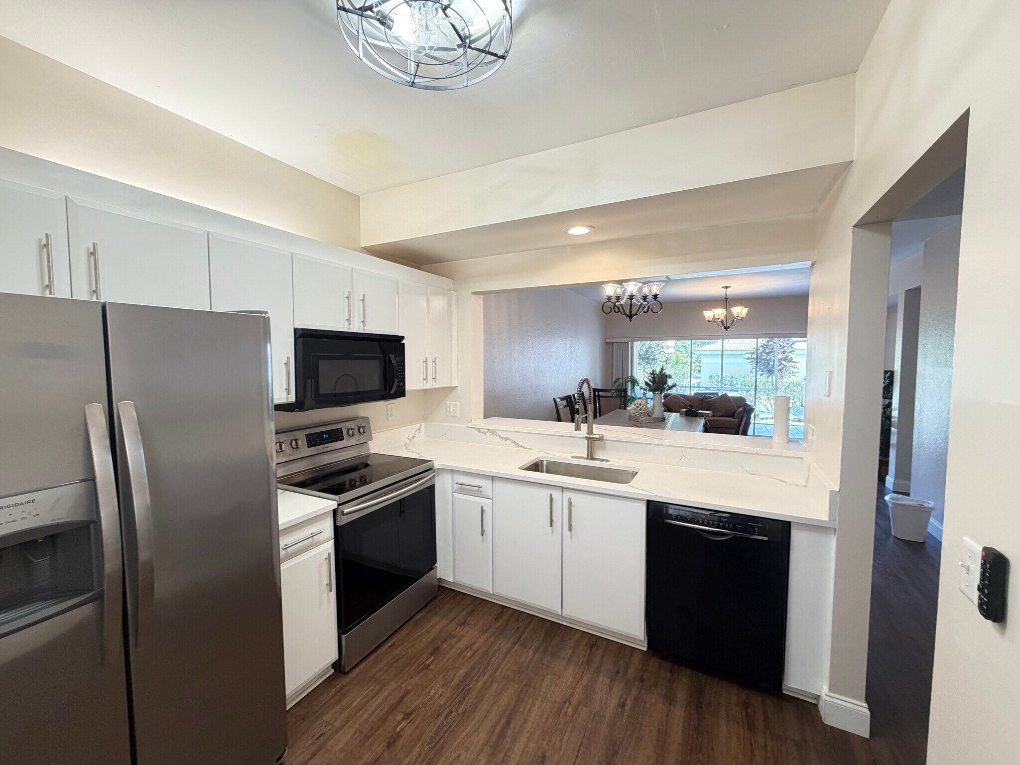 Kitchen - 1096 Woodshire Ln