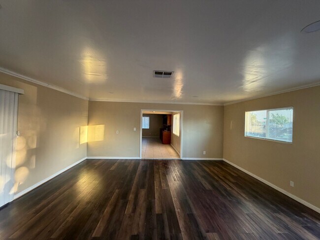 Building Photo - Affordable 3 BD 2 BA house in SW Bakersfield on a corner lot