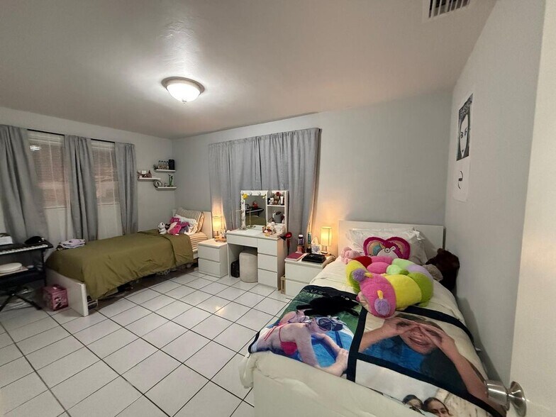 Building Photo - 2734 NW 16th Terrace