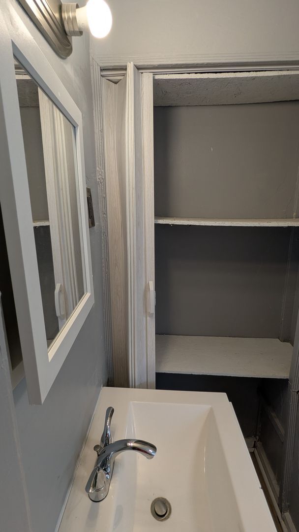 Building Photo - Welcome to your charming home located in the vibrant city of Akron