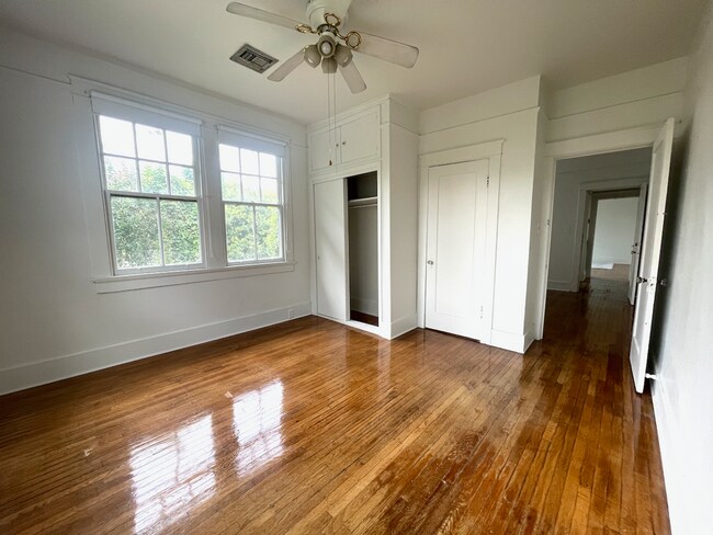 Building Photo - AVAILABLE JUNE 2026 Stunning 3 bed/2 bath with sunroom!