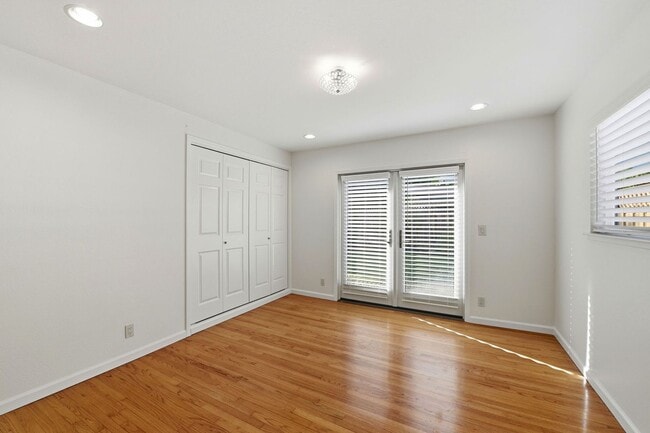 Building Photo - Move-In Ready Blossom Hill Gem – New Bathrooms and many upgrades!