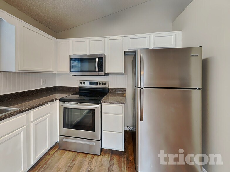 Building Photo - 115 Huntington Way