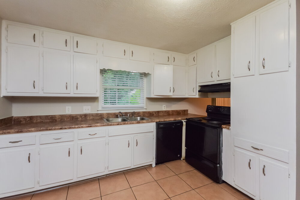 Building Photo - 990 Woodbridge Dr NE