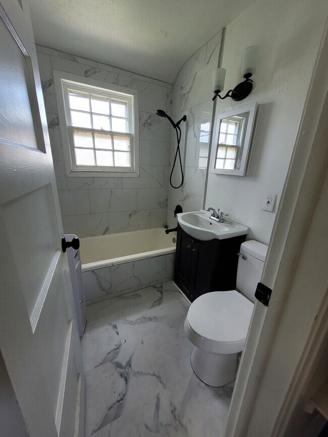 Building Photo - 3 bedroom house York