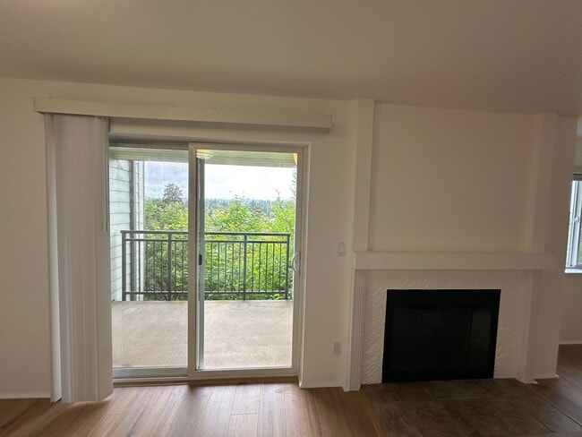 Building Photo - Sterling Heights Condo - Bellevue