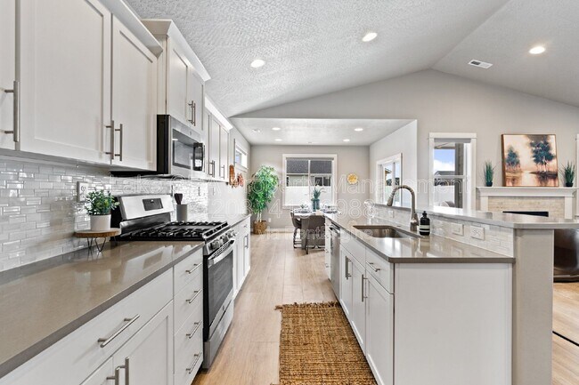 Building Photo - 5673 W Rockingham Dr