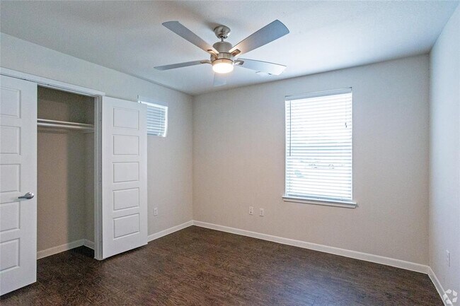 Building Photo - 3300 Oak Creek Dr