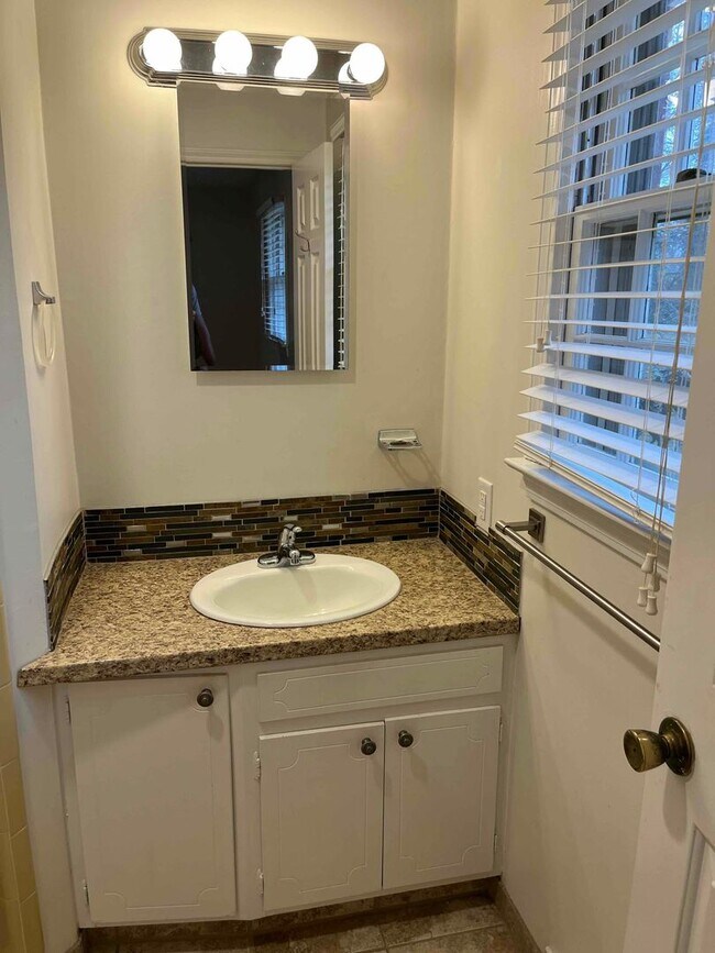 Building Photo - Caroline St. - 3BR / 2BA