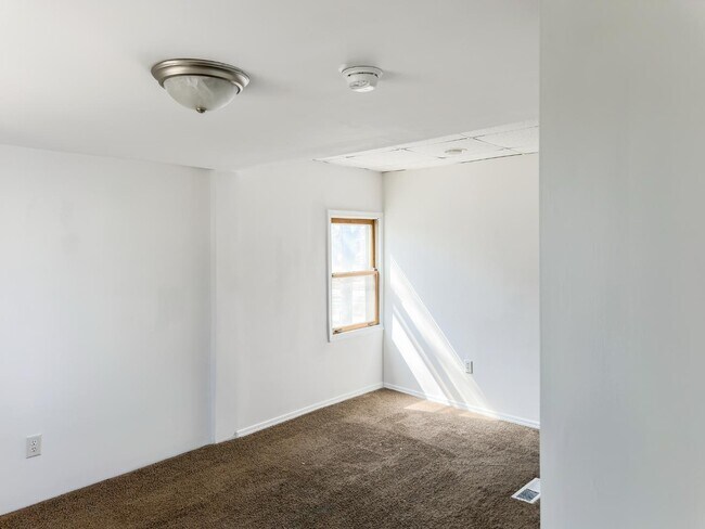 Building Photo - 14 N River St