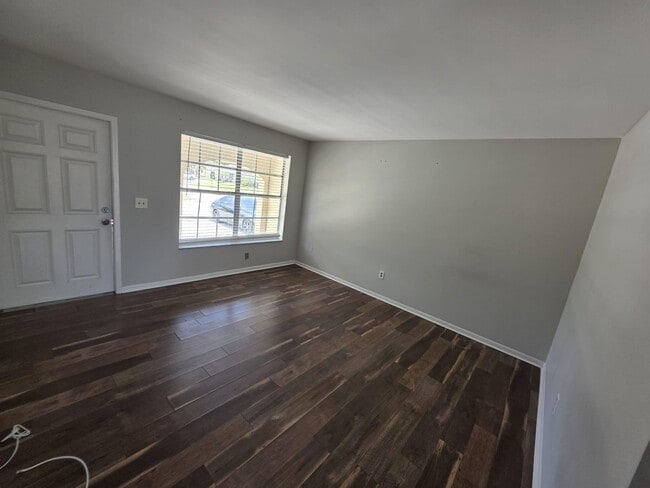 Building Photo - 978 Sumter Rd W