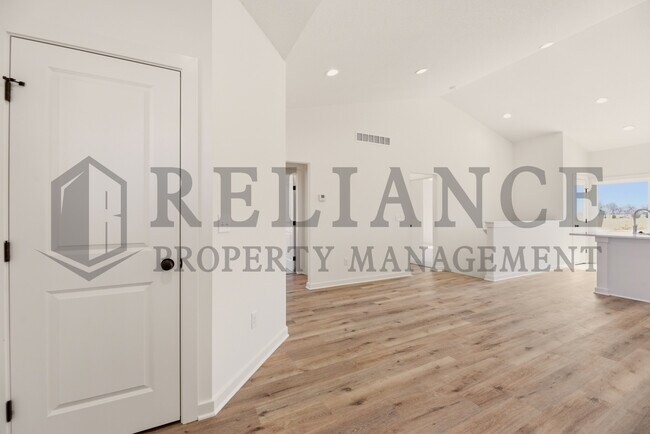 Building Photo - 5241 N Pinecrest Ct