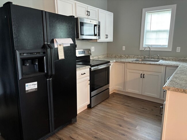 Building Photo - 3 Br 2 Ba