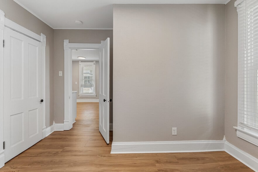 Building Photo - 402 E Elm St