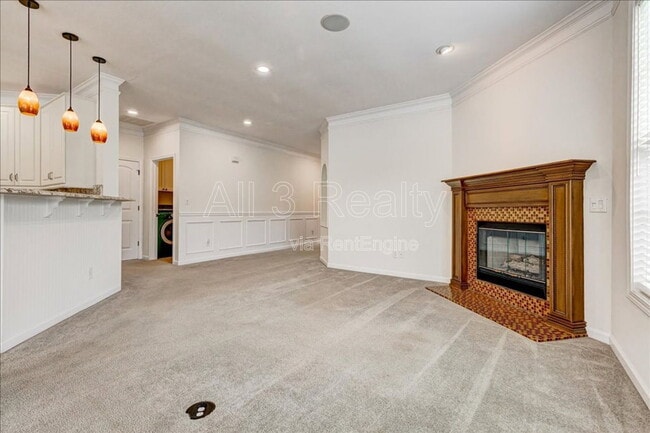 Building Photo - 1033 Pinehurst Dr