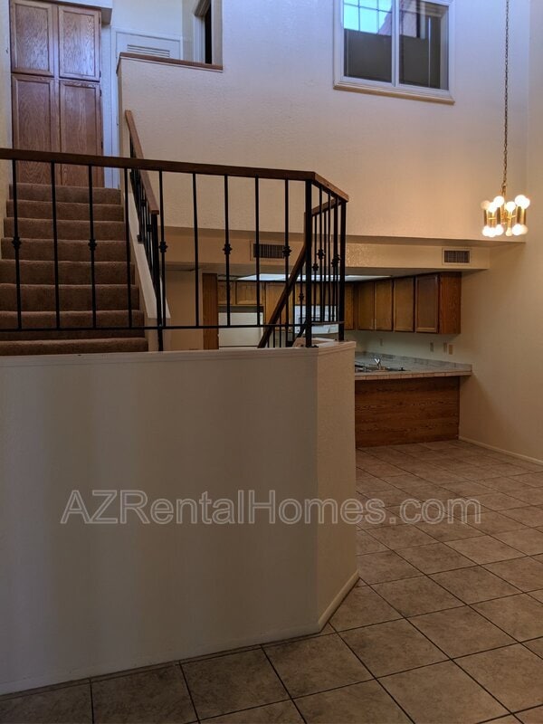 Building Photo - 609 E Mesquite Cir