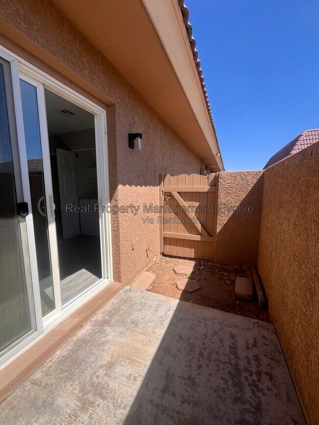 Building Photo - 408 W Blackhawk Dr