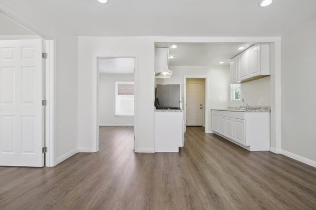 Primary Photo - 366 E 55th St