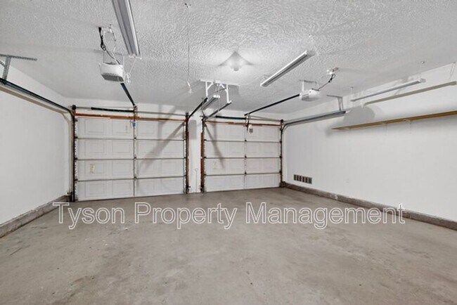 Building Photo - 8301 Cherry Hills Dr NE